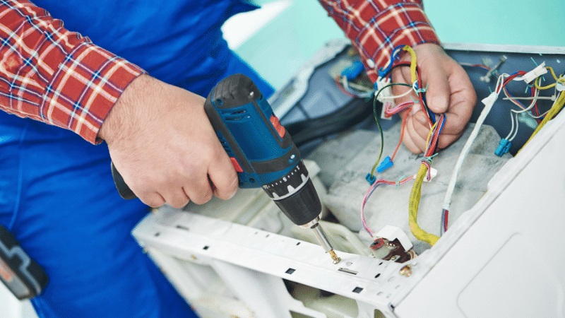 Yenimahalle Ariston Ariston çamaşır makinesi kart tamiri – Su almama arızası orijinal parça ile giderildi. - Teknik servis örneği